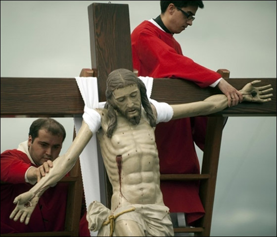 بالصور.. مسلسلات اون لاين ينقل لكم احتفالات الجمعة العظيمة حول العالم!! صورة رقم 166 بالصور.. مسلسلات اون لاين ينقل لكم احتفالات الجمعة العظيمة حول العالم!! صورة رقم 166