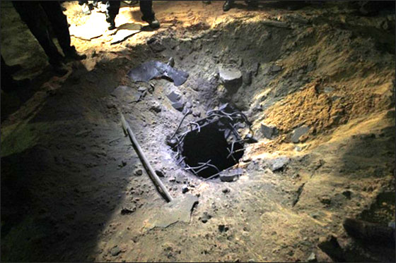 حلف الشمال الاطلسي يفجر مجمع القذافي ويقتل 3 اشخاص! صورة رقم 2 حلف الشمال الاطلسي يفجر مجمع القذافي ويقتل 3 اشخاص! صورة رقم 2