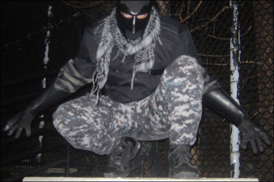 مقاتلون بالكوفية الفلسطينية لحماية فتيات الليل في نيويورك! صورة رقم 2 مقاتلون بالكوفية الفلسطينية لحماية فتيات الليل في نيويورك! صورة رقم 2