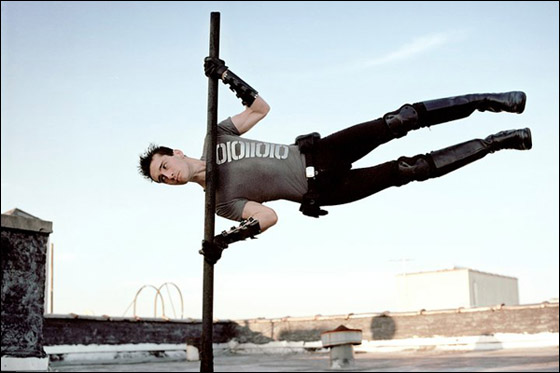 مقاتلون بالكوفية الفلسطينية لحماية فتيات الليل في نيويورك! صورة رقم 3 مقاتلون بالكوفية الفلسطينية لحماية فتيات الليل في نيويورك! صورة رقم 3