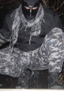 مقاتلون بالكوفية الفلسطينية لحماية فتيات الليل في نيويورك! صورة رقم 1 مقاتلون بالكوفية الفلسطينية لحماية فتيات الليل في نيويورك! صورة رقم 1