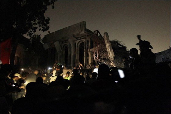 محاولة لقتل القذافي.. حلف الناتو يدك مكتبه في باب العزيزية صورة رقم 3 محاولة لقتل القذافي.. حلف الناتو يدك مكتبه في باب العزيزية صورة رقم 3