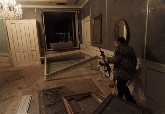 محاولة لقتل القذافي.. حلف الناتو يدك مكتبه في باب العزيزية صورة رقم 4 محاولة لقتل القذافي.. حلف الناتو يدك مكتبه في باب العزيزية صورة رقم 4