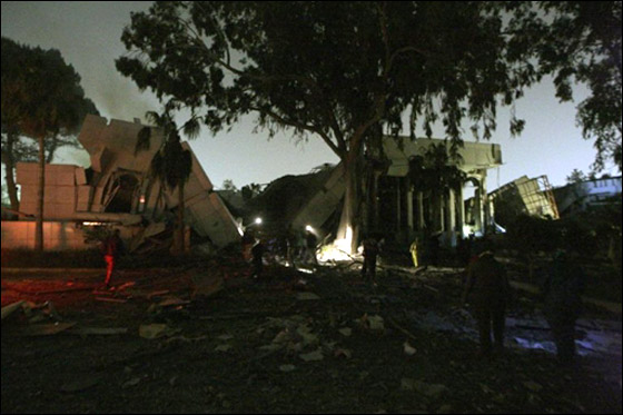 محاولة لقتل القذافي.. حلف الناتو يدك مكتبه في باب العزيزية صورة رقم 7 محاولة لقتل القذافي.. حلف الناتو يدك مكتبه في باب العزيزية صورة رقم 7