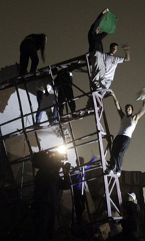 محاولة لقتل القذافي.. حلف الناتو يدك مكتبه في باب العزيزية صورة رقم 1 محاولة لقتل القذافي.. حلف الناتو يدك مكتبه في باب العزيزية صورة رقم 1