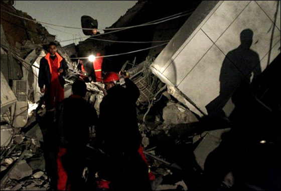 محاولة لقتل القذافي.. حلف الناتو يدك مكتبه في باب العزيزية صورة رقم 11 محاولة لقتل القذافي.. حلف الناتو يدك مكتبه في باب العزيزية صورة رقم 11