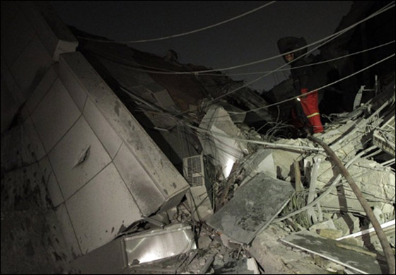 محاولة لقتل القذافي.. حلف الناتو يدك مكتبه في باب العزيزية صورة رقم 12 محاولة لقتل القذافي.. حلف الناتو يدك مكتبه في باب العزيزية صورة رقم 12