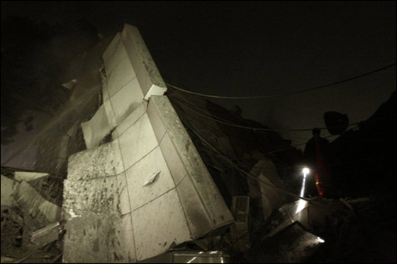 محاولة لقتل القذافي.. حلف الناتو يدك مكتبه في باب العزيزية صورة رقم 13 محاولة لقتل القذافي.. حلف الناتو يدك مكتبه في باب العزيزية صورة رقم 13