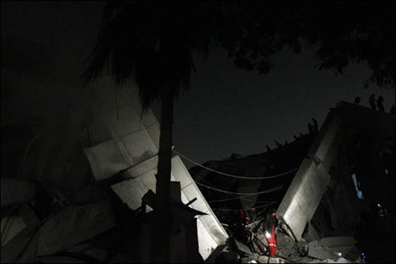 محاولة لقتل القذافي.. حلف الناتو يدك مكتبه في باب العزيزية صورة رقم 14 محاولة لقتل القذافي.. حلف الناتو يدك مكتبه في باب العزيزية صورة رقم 14