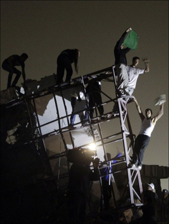 محاولة لقتل القذافي.. حلف الناتو يدك مكتبه في باب العزيزية صورة رقم 15 محاولة لقتل القذافي.. حلف الناتو يدك مكتبه في باب العزيزية صورة رقم 15