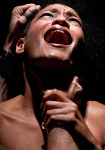 رجال القذافي يغتصبن النساء أمام أعين أسرهن!! صورة رقم 2 رجال القذافي يغتصبن النساء أمام أعين أسرهن!! صورة رقم 2