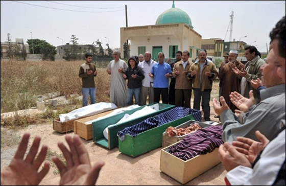 جثث متناثرة في مصراته خلال معارك بين الثوار والكتائب  صورة رقم 2