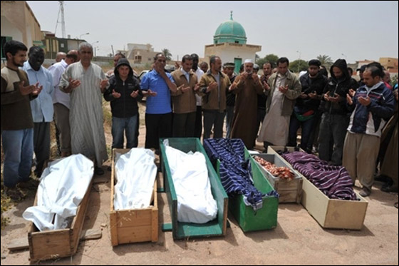 جثث متناثرة في مصراته خلال معارك بين الثوار والكتائب  صورة رقم 6