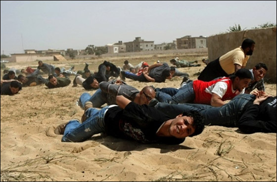 جثث متناثرة في مصراته خلال معارك بين الثوار والكتائب  صورة رقم 10