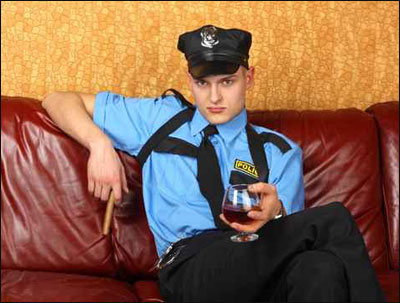 فرنسا: شرطيين يحتجون على قرار منعهم من تناول الكحول اثناء العمل صورة رقم 1 فرنسا: شرطيين يحتجون على قرار منعهم من تناول الكحول اثناء العمل صورة رقم 1