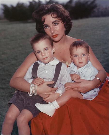 اليزابيث تايلور منحت طفلة انجبتها بالسر لعائلة ايرلندية! صورة رقم 2 اليزابيث تايلور منحت طفلة انجبتها بالسر لعائلة ايرلندية! صورة رقم 2