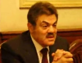 اعضاء حزب الوفد المصري يتبادلون الرشق بالاحذية!! صورة رقم 1