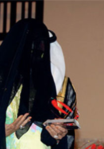 ستينية اماراتية تشق طريقها في الابتدائية! صورة رقم 1