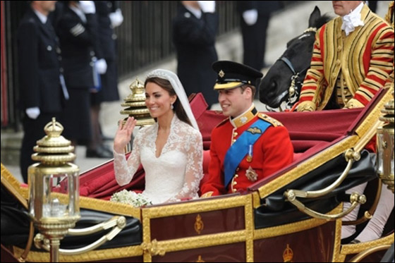 ما هي الكلمات التي تبادلها الامير وكايت على شرفة قصر بكنغهام؟ صورة رقم 5