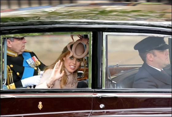 ما هي الكلمات التي تبادلها الامير وكايت على شرفة قصر بكنغهام؟ صورة رقم 7