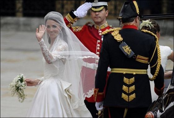 ما هي الكلمات التي تبادلها الامير وكايت على شرفة قصر بكنغهام؟ صورة رقم 14