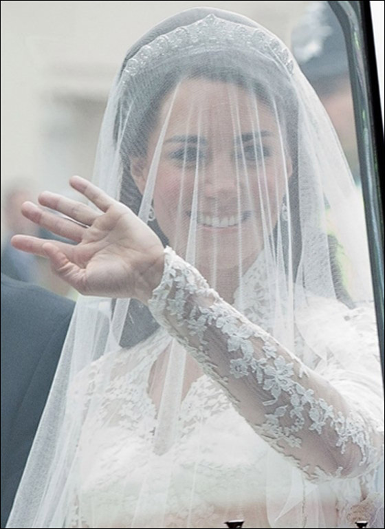 ما هي الكلمات التي تبادلها الامير وكايت على شرفة قصر بكنغهام؟ صورة رقم 17