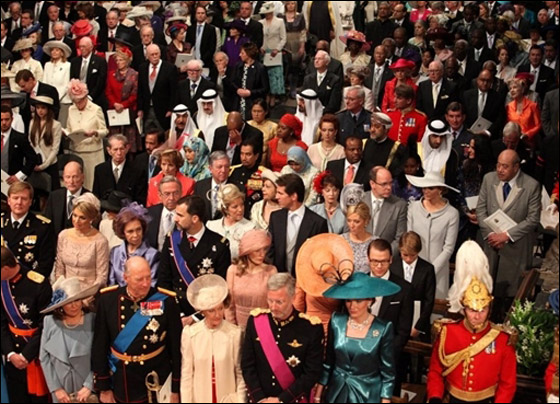 ما هي الكلمات التي تبادلها الامير وكايت على شرفة قصر بكنغهام؟ صورة رقم 18