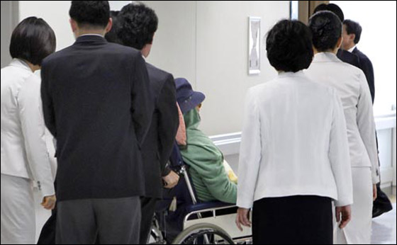 اطباء يزيلون ابرة بطول 6.5 سم من رئة رئيس كوريا الاسبق!! صورة رقم 1