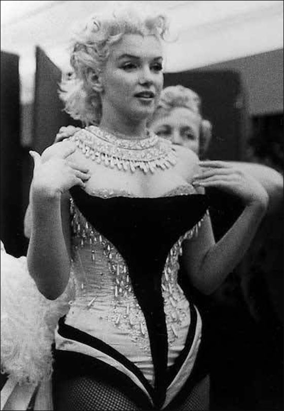 ليلة مارلين مونرو الاخيرة كانت مع زعيم عصابات مغرمة فيه!  صورة رقم 10