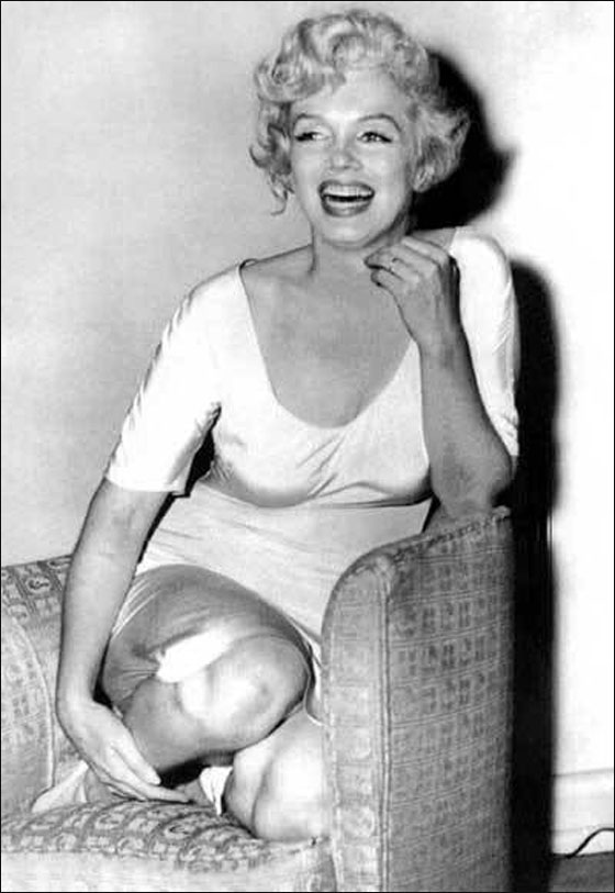 ليلة مارلين مونرو الاخيرة كانت مع زعيم عصابات مغرمة فيه!  صورة رقم 6