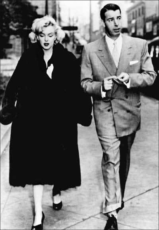 ليلة مارلين مونرو الاخيرة كانت مع زعيم عصابات مغرمة فيه!  صورة رقم 9