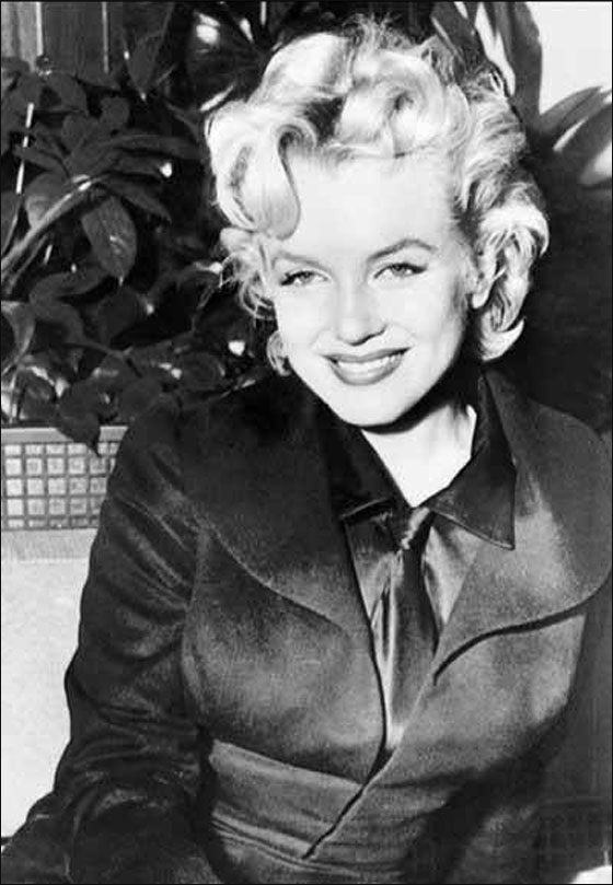 ليلة مارلين مونرو الاخيرة كانت مع زعيم عصابات مغرمة فيه!  صورة رقم 11