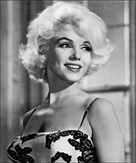 ليلة مارلين مونرو الاخيرة كانت مع زعيم عصابات مغرمة فيه!  صورة رقم 3