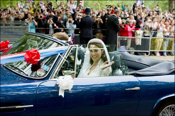 السيارة التي أقلت الأمير وليام وزوجته.. ملك للأمير تشارلز  صورة رقم 9