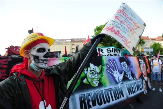 مسلسلات اون لاين ينقل لكم صور لعمال العالم يتظاهرون بذكرى الاول من ايار   صورة رقم 4