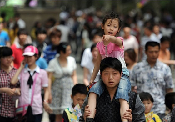 مسلسلات اون لاين ينقل لكم صور لعمال العالم يتظاهرون بذكرى الاول من ايار   صورة رقم 7