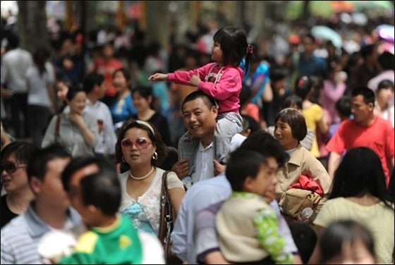 مسلسلات اون لاين ينقل لكم صور لعمال العالم يتظاهرون بذكرى الاول من ايار   صورة رقم 8