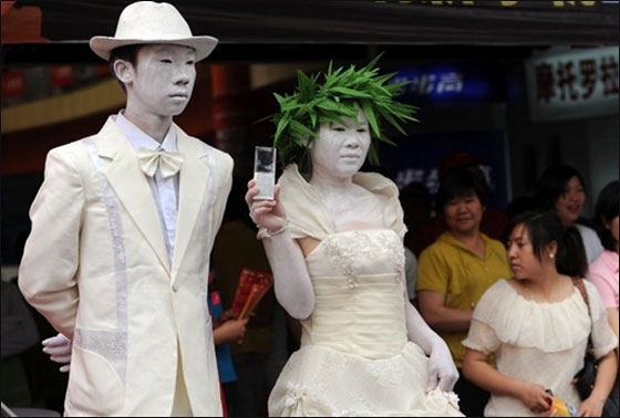 مسلسلات اون لاين ينقل لكم صور لعمال العالم يتظاهرون بذكرى الاول من ايار   صورة رقم 9