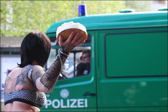 مسلسلات اون لاين ينقل لكم صور لعمال العالم يتظاهرون بذكرى الاول من ايار   صورة رقم 58