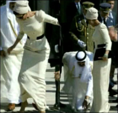 صورة لامير قطر وهو يضع الحذاء في قدم الشيخة موزة بعد تعثرها صورة رقم 1