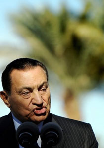 حسني مبارك يحتفل في عيد ميلاده الـ83 مع حفيده بحالة سيئة صورة رقم 1