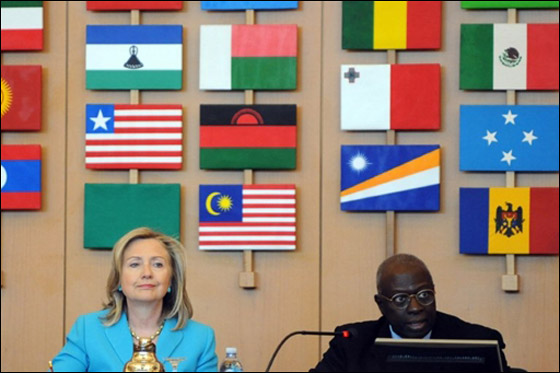 هيلاري كلينتون: لا نزال نؤمن بمستقبل للنظام الحاكم بقيادة الأسد! صورة رقم 4