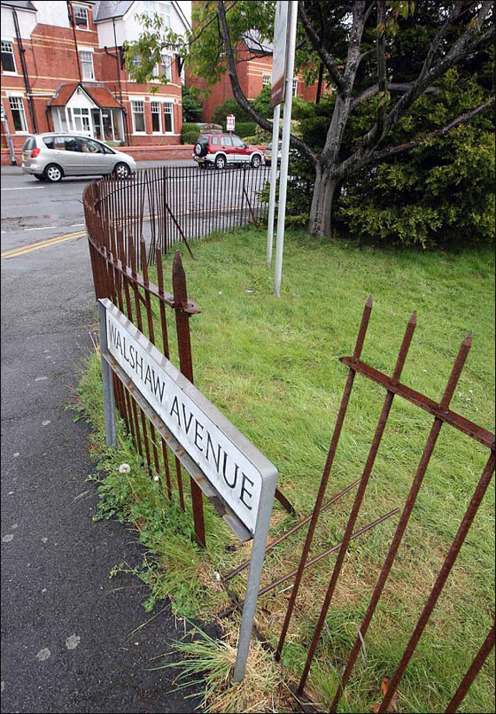 فتى ينجو باعجوبة بعدما بقي معلقا من رجله في قضبان حديدية صدئة!  صورة رقم 4