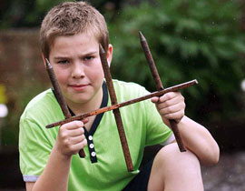 فتى ينجو باعجوبة بعدما بقي معلقا من رجله في قضبان حديدية صدئة!  صورة رقم 1