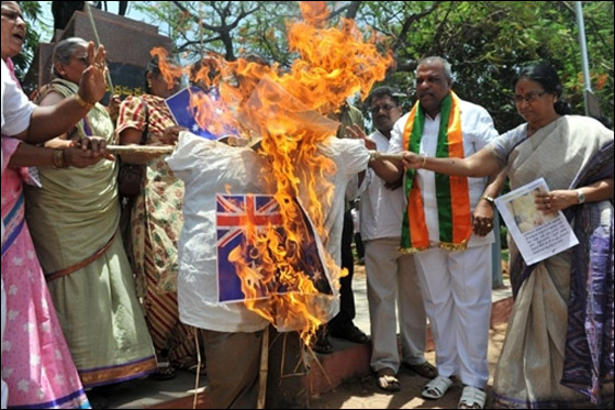 صورة اله على مؤخرة عارضة استرالية تثير غضب الهندوس  صورة رقم 9