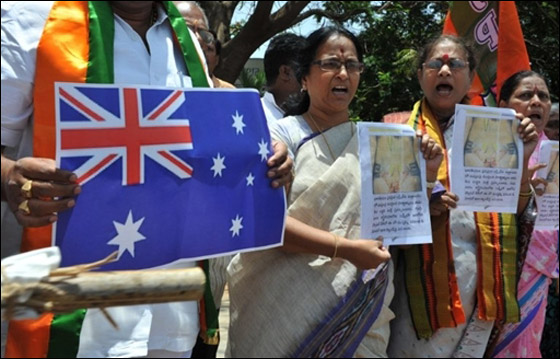 صورة اله على مؤخرة عارضة استرالية تثير غضب الهندوس  صورة رقم 6