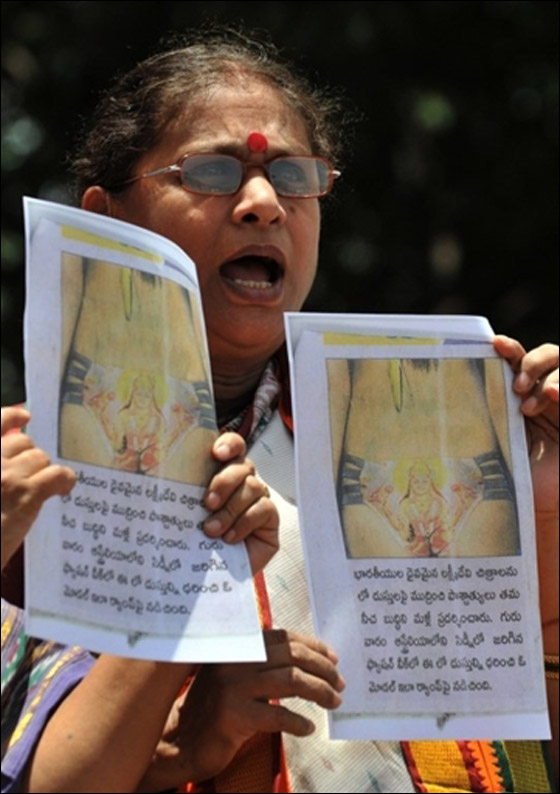 صورة اله على مؤخرة عارضة استرالية تثير غضب الهندوس  صورة رقم 8