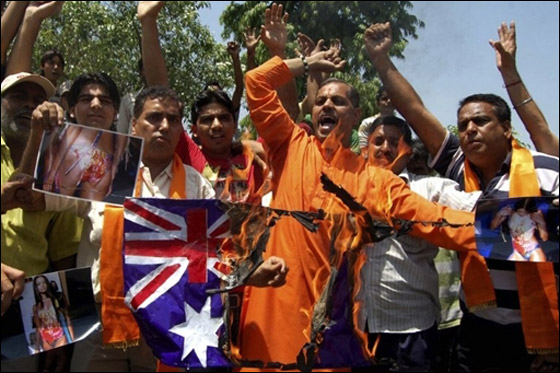 صورة اله على مؤخرة عارضة استرالية تثير غضب الهندوس  صورة رقم 4