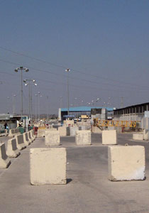 اغنى رجل اعمال فلسطيني ينظف الاوساخ والمخلفات عند حاجز ايرز صورة رقم 2