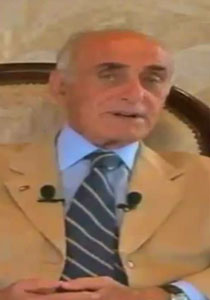 اغنى رجل اعمال فلسطيني ينظف الاوساخ والمخلفات عند حاجز ايرز صورة رقم 1